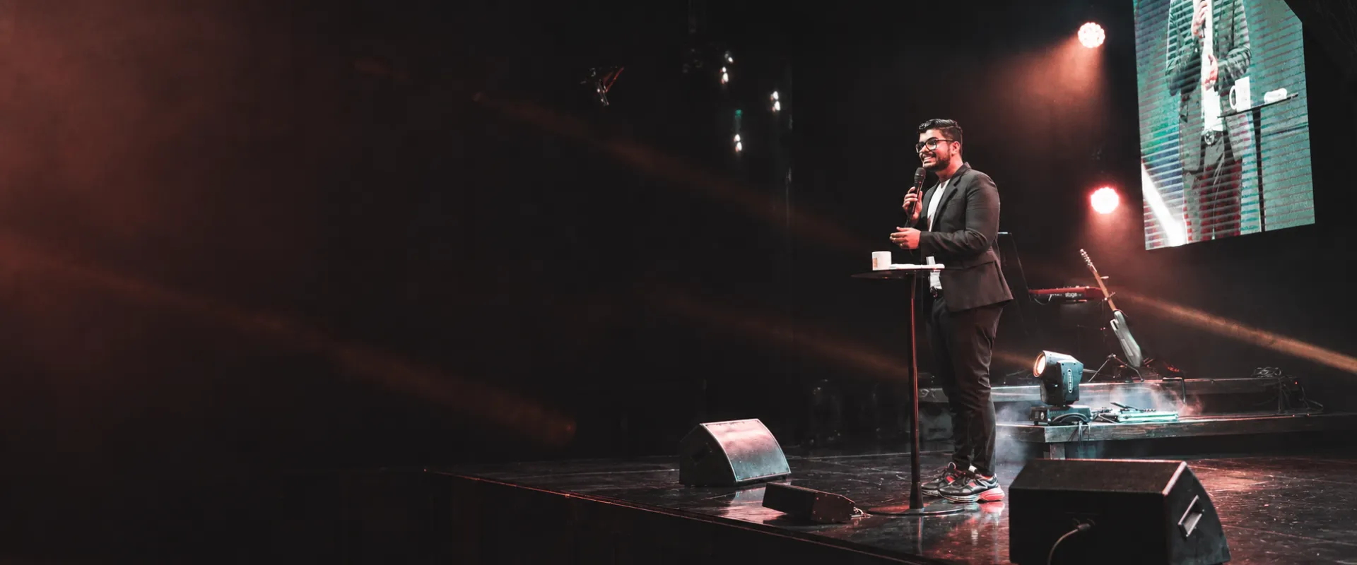 Kaisser sorrindo e compartilhando sua história no palco